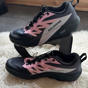 Salomon Women's Black and Pink Athletic Shoes